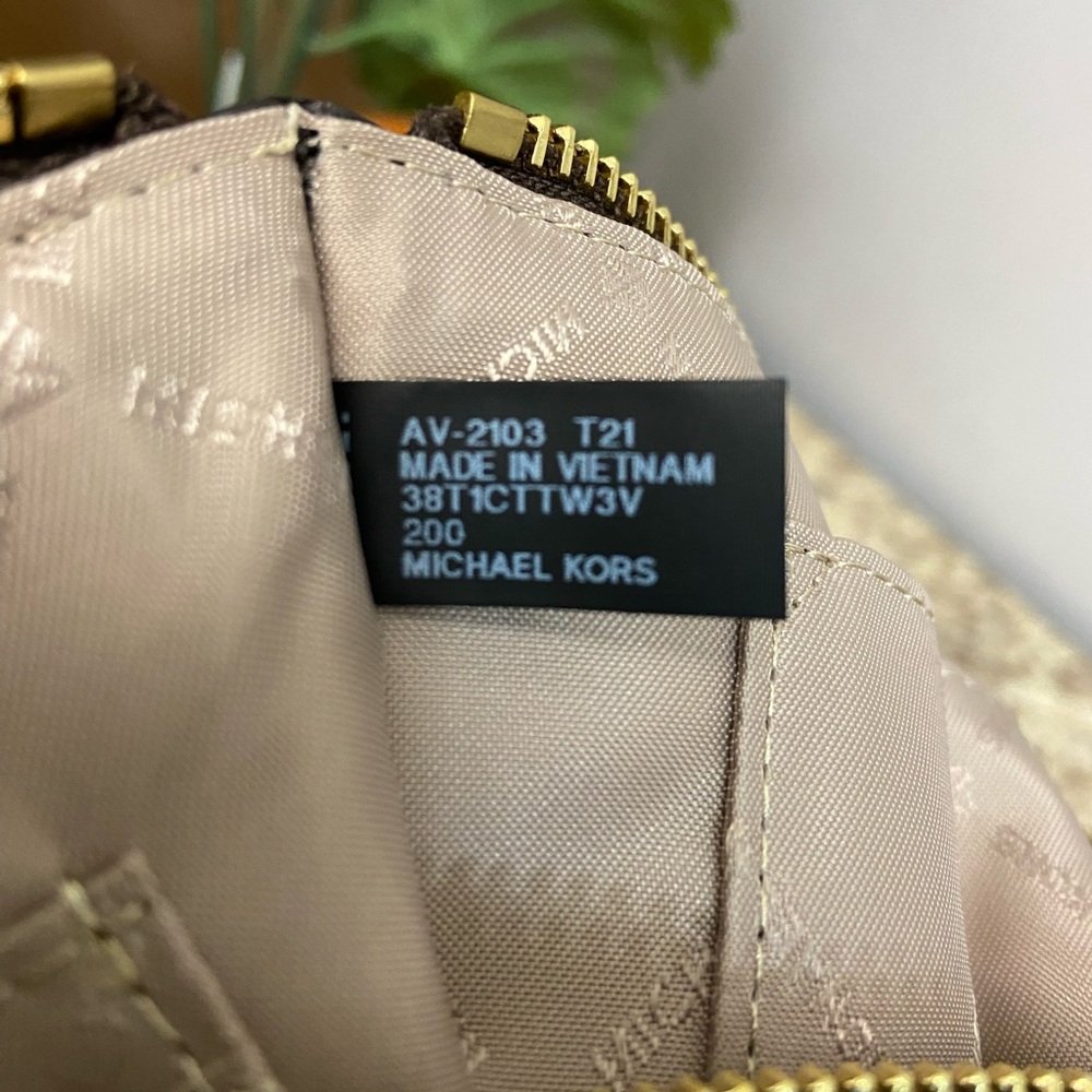 🎄🧑‍🎄🧑‍🎄 Michael Kors Large Zip Clutch - Picture 8 of 10